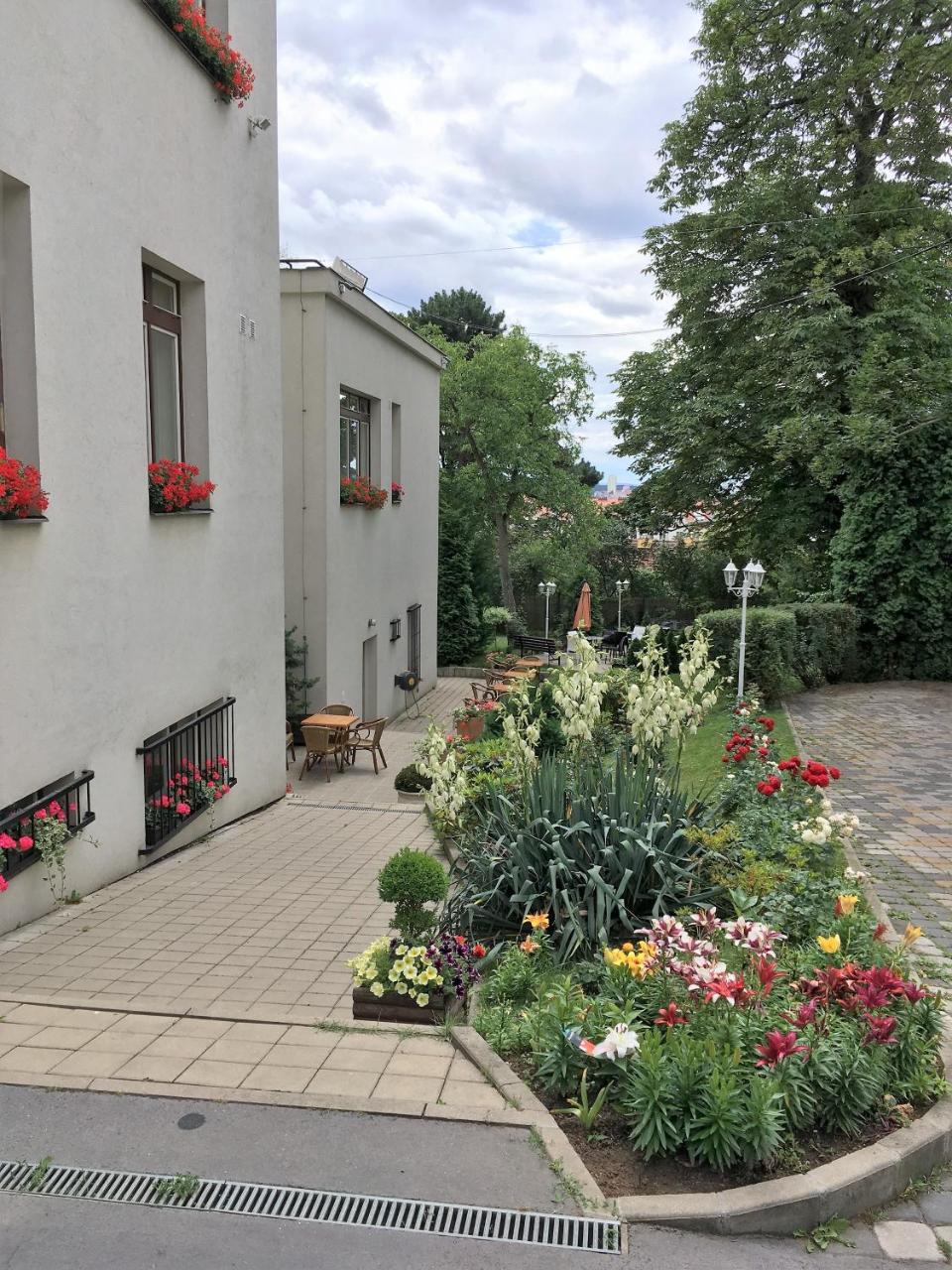Pension Jana - Domov Mladeze Prague Ngoại thất bức ảnh