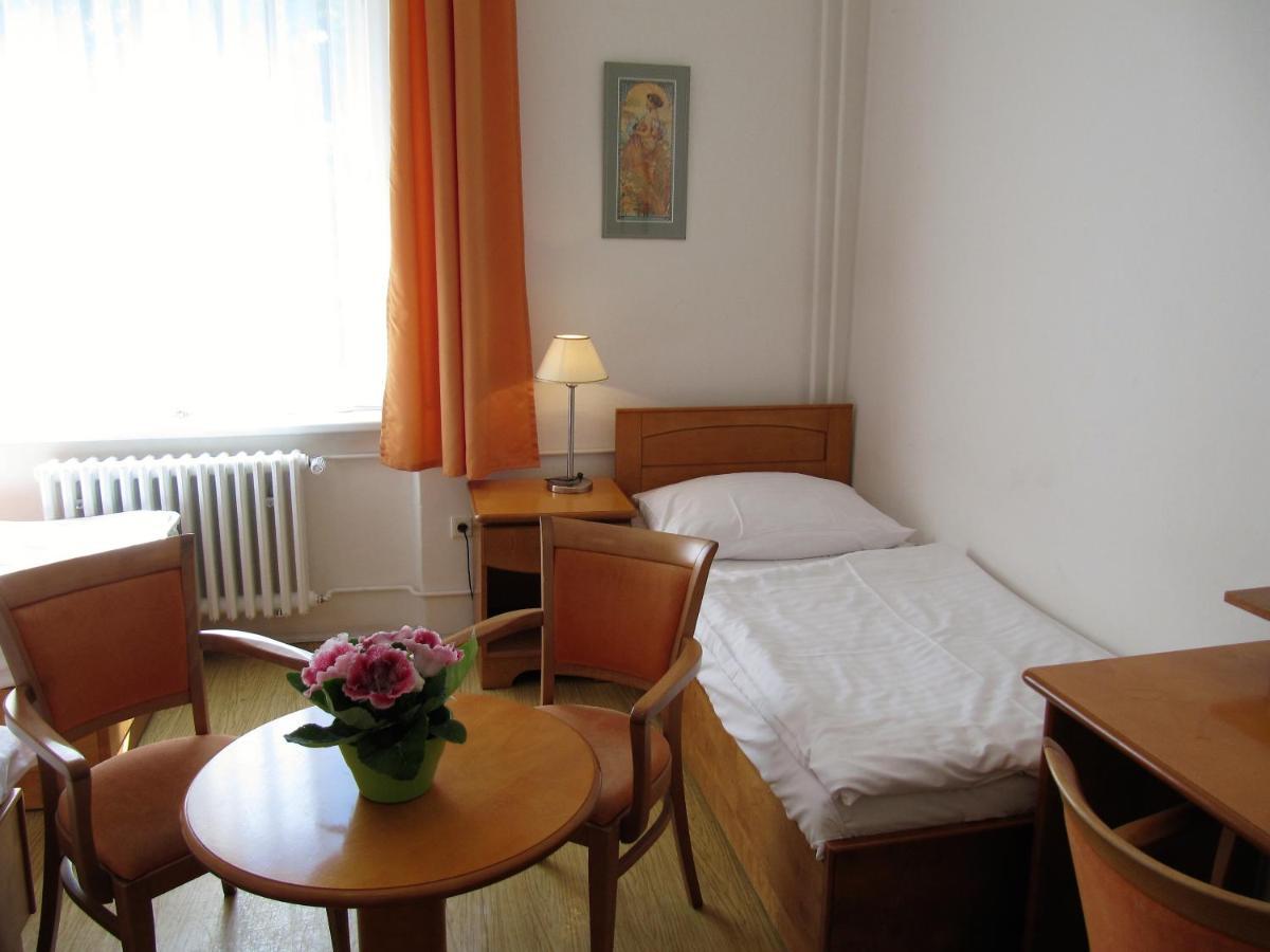 Pension Jana - Domov Mladeze Prague Ngoại thất bức ảnh